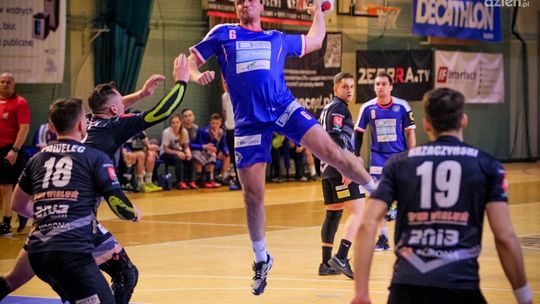 Grad bramek i zwycięstwo gości