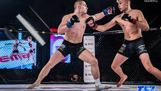 Grad ciosów i nokauty w klatce