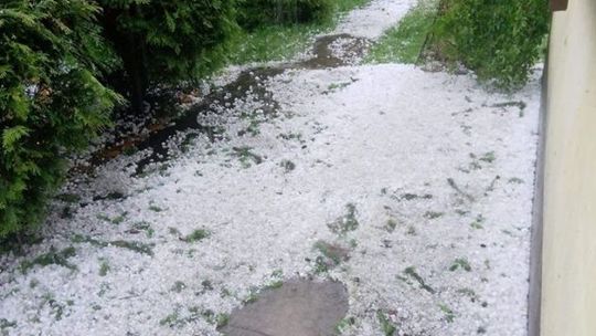Gradobicie nad Radomiem. W poniedziałek też zapowiadane burze 