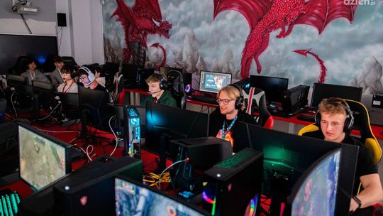 Grają w grę. Trwa turniej e-sportowy