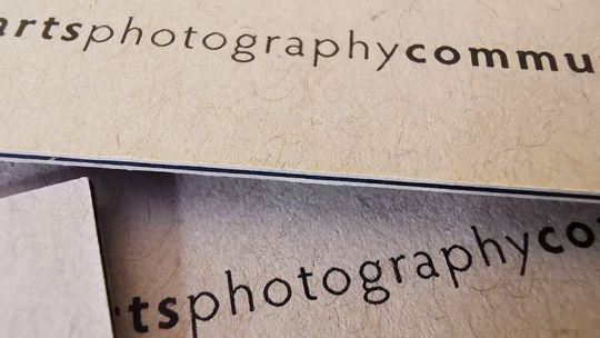 Gramatura, faktura i wykończenie – co naprawdę ma znaczenie przy wizytówkach?