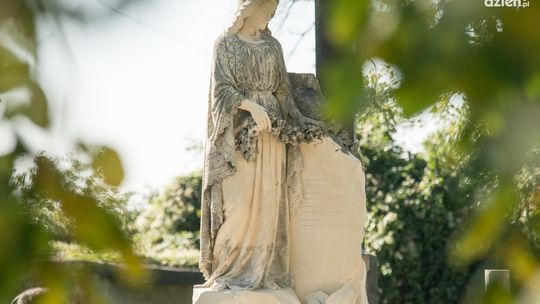 Grób Arnekkerów w trakcie renowacji