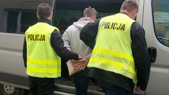 Grozili kierowcy nożem i ukradli jego samochód