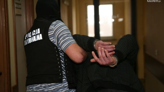 Grozili nożem i okradli 61-latka