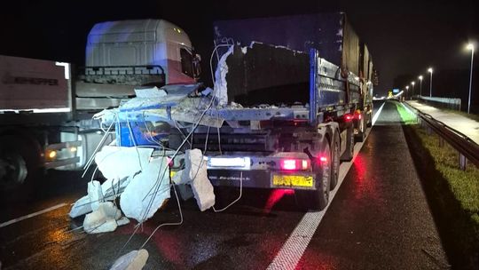 Groźna scena na ul. Warszawskiej. Kilkutonowe szambo runęło z ciężarówki na jezdnię
