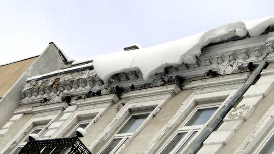 Groźne nawisy sniegu nad głowami przechodniów!