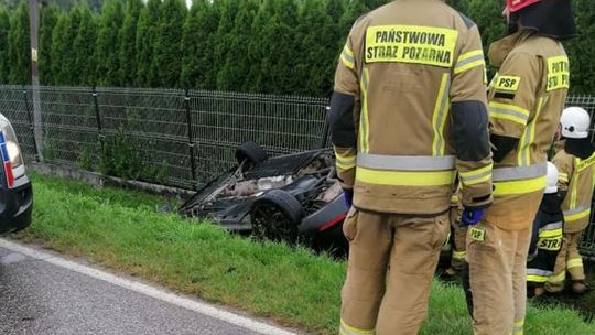 Groźne zdarzenie w Kowali. Auto wpadło w poślizg i dachowało