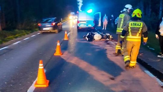 Groźne zdarzenie w Siczkach. Motocyklista spadł z pojazdu