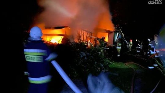 Groźny pożar w Augustowie w gminie Kowala. Paliły się dwa budynki
