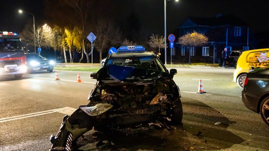 Groźny wypadek na Warszawskiej. Kierowca przewieziony do szpitala