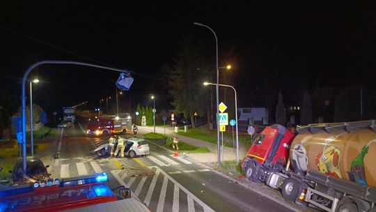 Groźny wypadek pod Radomiem. Strażacy wycinali zakleszczonego mężczyznę. Jedna osoba trafiła do szpitala