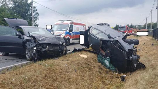 Groźny wypadek w okolicach Grójca. Trzy osoby trafiły do szpitala