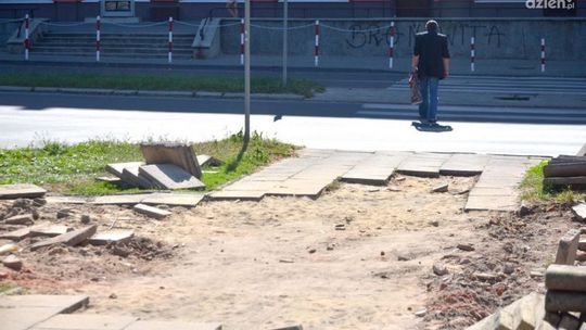 Gruz wywieziony, chodnik zniszczony. Kto to naprawi?
