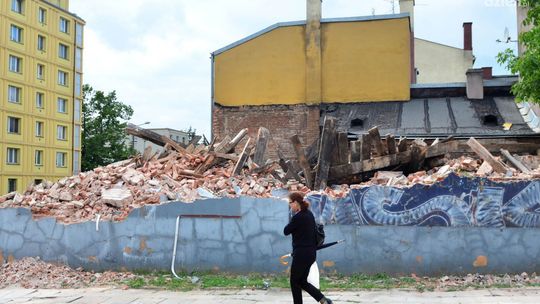 Gruzowisko przy ul. Narutowicza wciąż straszy