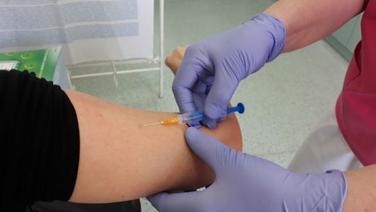 Grypa. Ruszają bezpłatne szczepienia dla seniorów