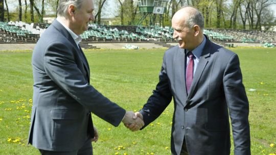 Hala i stadion coraz bliżej