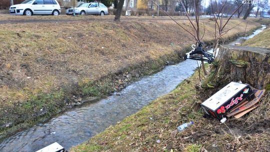 Handlarze notorycznie zaśmiecają potok