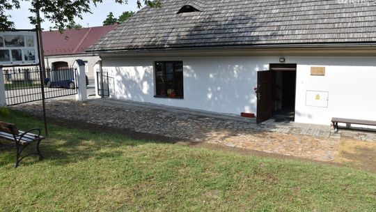 Historyczny bruk z targowicy przy iłżeckim muzeum