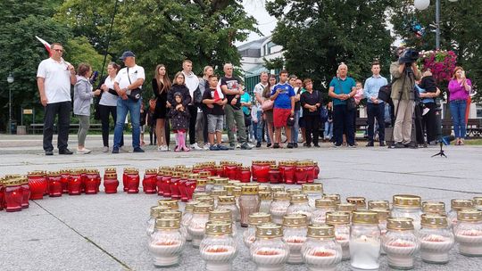 Hołd dla powstańców warszawskich