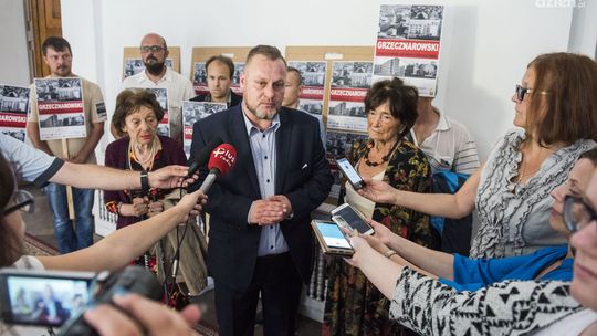 Honory z opóźnieniem