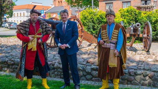 Huk armat, walki rycerskie i żywa lekcja historii
