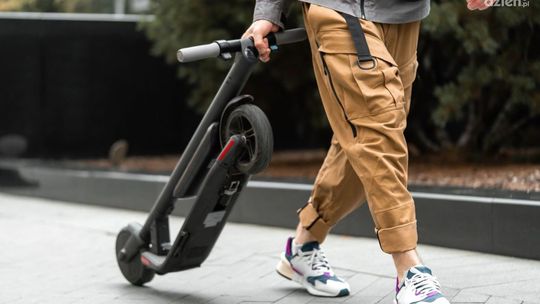 Hulajnogą na czerwonym. Dostał mandat