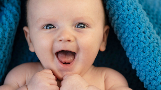 Idealny Kocyk dla Twojego Maluszka – zobacz czym kierować się wybierając kocyki