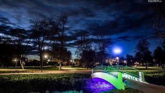 Iluminacja mostku zakochanych już działa