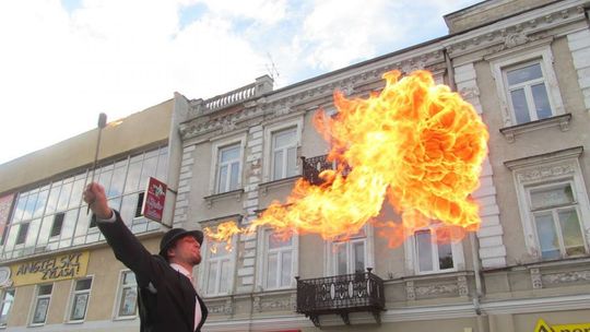 Iluzjoniści, akrobaci i żonglerzy na deptaku