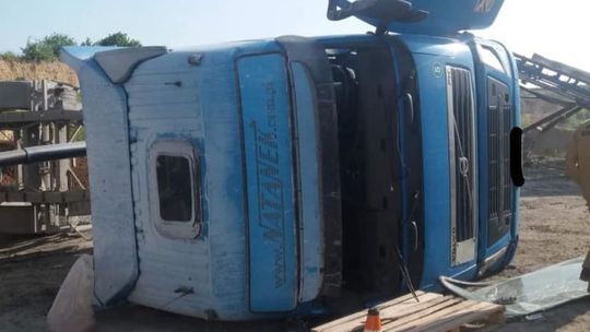 Iłża. Ciężarówka przewróciła się na bok 