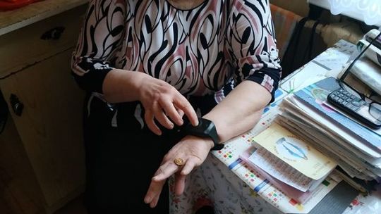 Iłża. Pierwsze opaski telemedyczne trafiły do seniorów