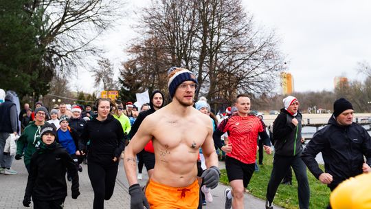 Im chłód niestraszny. Najpierw bieg wokół zalewu, a potem... skok do zalewu! Im chłód niestraszny. Najpierw bieg wokół zalewu, a potem... skok do zalewu!