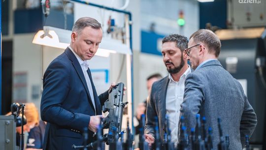 Informacje. Andrzej Duda w Fabryce Broni