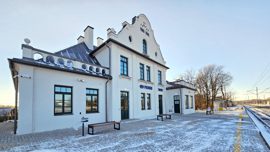 Informacje. Dworce w Pionkach otwarte dla podróżnych