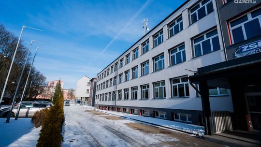 Informacje. "Elektronik" w czołówce krajowej