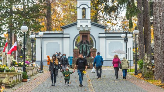 Informacje. Jak dojechać na cmentarze