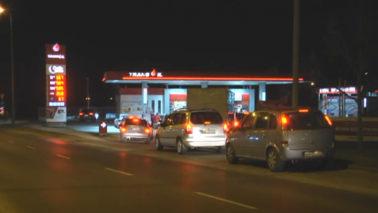 Informacje: Kolejki po paliwo i do bankomatów?