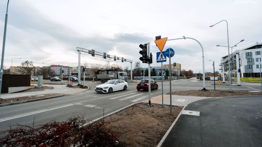 Informacje. Kończy się przebudowa skrzyżowania Maratońska/Dębowa Informacje. Kończy się przebudowa skrzyżowania Maratońska/Dębowa