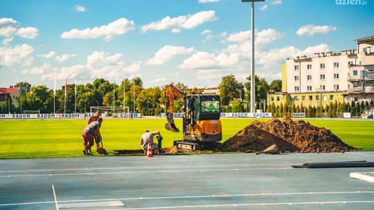 Informacje. Montują podgrzewaną murawę