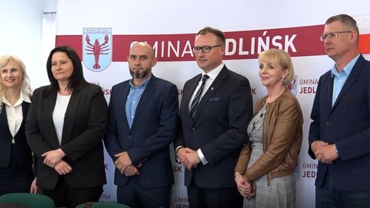 Informacje. Nowe boisko w Jedlińsku 