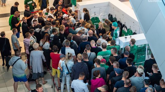 Informacje. Ogromna kolejka po bilety na mecz Radomiaka z Cracovią