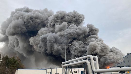 Informacje. Ogromny pożar hali 