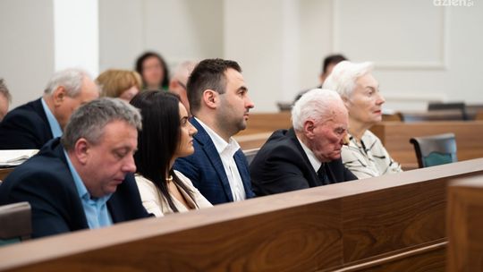 Informacje. Ostatnie decyzje tej kadencji rady. Chodziło o podwyżki