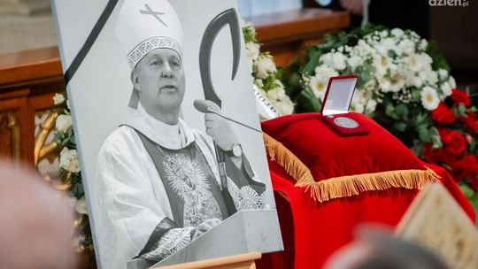 Informacje. Ostatnie pożegnanie biskupa Piotra Turzyńskiego