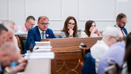 Informacje. Prezydent bez absolutorium i wotum zaufania