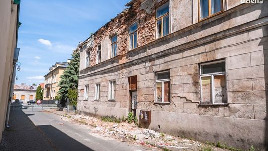 Informacje. Rozpada się kamienica
