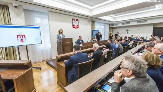 Informacje. Spór radnych o pensje dla nauczycieli