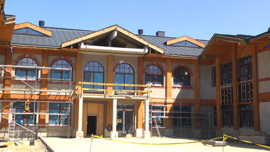 Informacje. Trwa budowa nowoczesnej szkoły w Garbatce-Letnisku