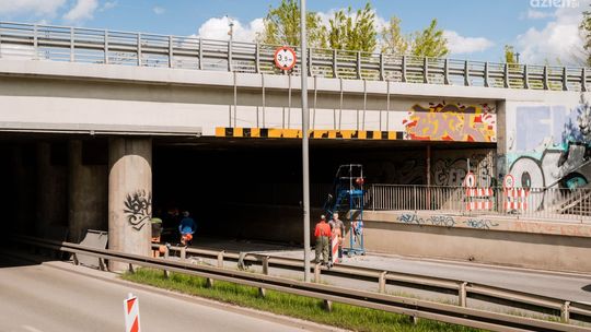 Informacje. Trwa zabezpieczanie wiaduktu na ul. Grzecznarowskiego