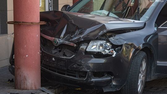 Informacje. Uderzył w dwa auta i budynek przy ul. Zbrowskiego